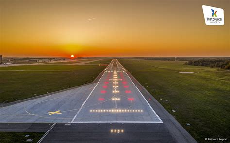 Aggregate more than 160 airport runway hd wallpaper super hot ...