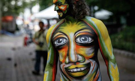 New Yorkers strip down for body painting day - Houston Chronicle