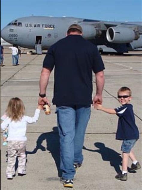 Chris Kyle with his children | Chris kyle, Chris kyle family, Kyle