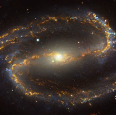 Astronomers Spot Spiral within Spiral: NGC 1300 | Sci.News