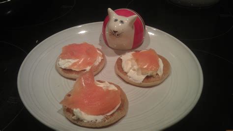 Blinis with cream cheese and smoked salmon | Ricette & Misfatti ↔ ...