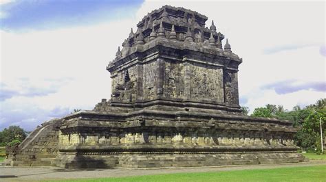 VeronikaDiahKusumawati: Relief Menawan di Candi Mendut