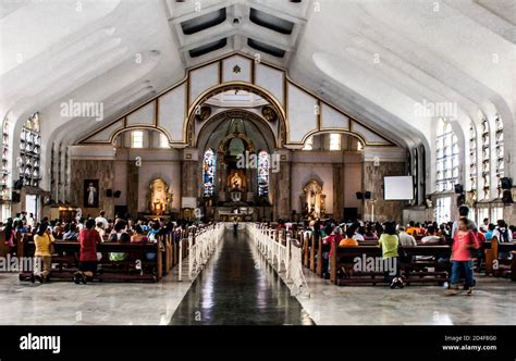 Church goers inside the Quiapo Church in Manila Stock Photo - Alamy