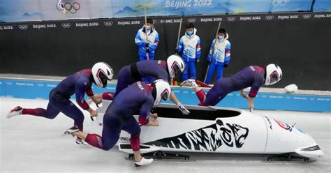 Bobsleigh teams finish early heats in middle of the pack