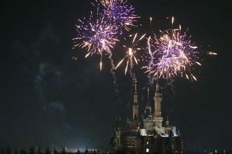 First fireworks light up Shanghai Disneyland[2]- Chinadaily.com.cn