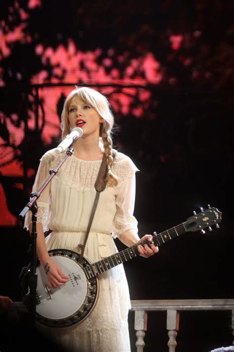 Opinion | Taylor Swift should return to country music - The Daily Illini