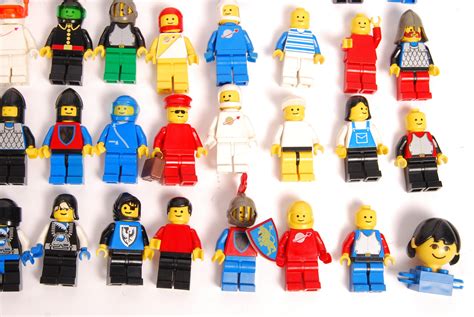 A large collection of some 100+ assorted vintage 1980's / 90's Lego Minifigures. Including; Space