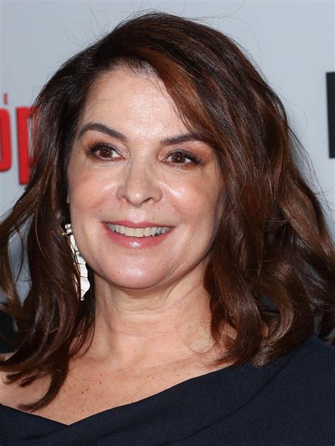 Annabella Sciorra Height - CelebsHeight.org