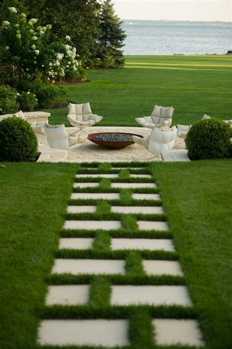 18 Amazing Stepping Stone Ideas for your Garden