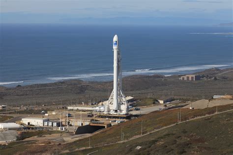 LIVE: Watch As SpaceX Launches A New Ocean Satellite And Attempts A Barge Landing | Gizmodo ...