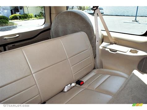 Medium Parchment Interior 2004 Ford Excursion XLT Photo #66140258 | GTCarLot.com