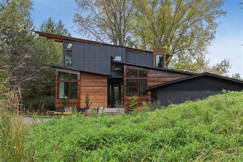 Spectacular rustic modern dwelling with a cantilevered roof in Minnesota