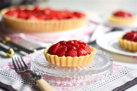 Strawberry Crème Pâtissière Tartlets with Siúcra [AD] | GastroGays