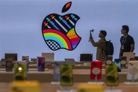 Apple Inc bets big on India as it opens first flagship store