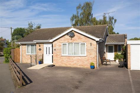 Bungalow House Exterior, UK Editorial Photo - Image of driveway ...