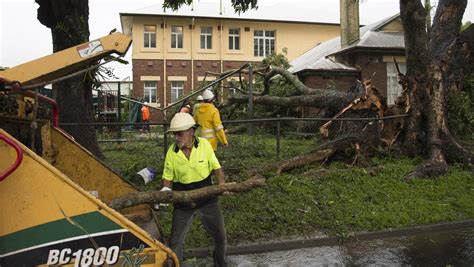 Queensland cyclone: Thousands mobilised for clean-up effort | The ...