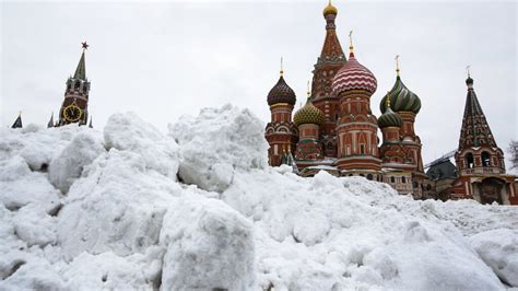 Severe blizzard blankets Moscow in worst snow in decades | Euronews