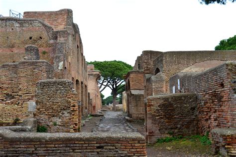 Ostia Antica: Urban Life in Ancient Rome - An Incurable Case of Wanderlust