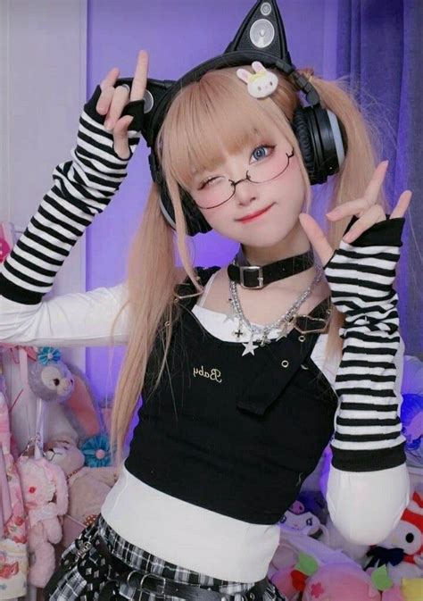 Pin by Fiq Vector on Cute cosplay | Cute cosplay, Gamer girl, Girl