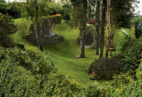 Organic Hobbit Houses Made to Perfectly Blend Into Their Surroundings