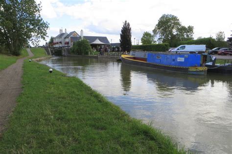 Grove Lock and pub © Philip Jeffrey cc-by-sa/2.0 :: Geograph Britain and Ireland