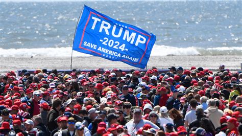 Donald Trump rally draws crowd on the beach at Wildwood