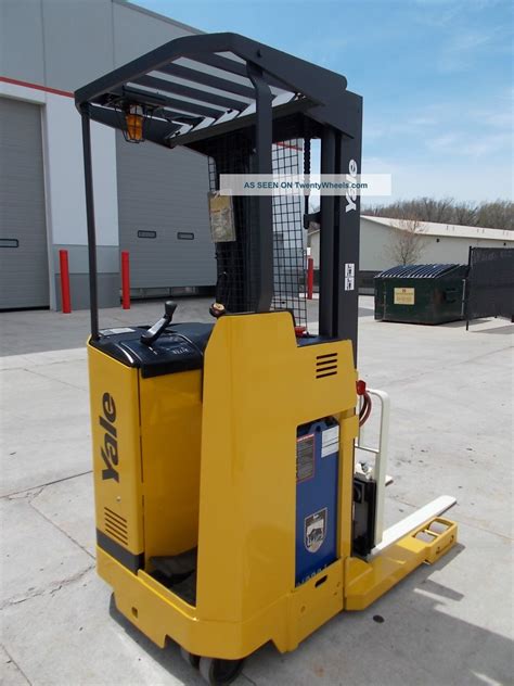 04 ' Yale Nr040ae Stand Up Reach Truck Narrow Aisle Forktruck Fork Forklift Hilo