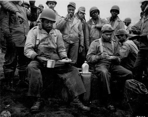 [Photo] African-American soldiers of the labor battalion deployed by the US Army eating a meal ...