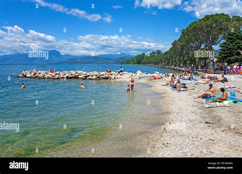 Menschen am Strand von Lazise, Gardasee, Provinz Verona, Italien | People at beach of Lazise ...