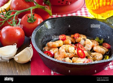 Garlic prawns in cast iron pan Stock Photo - Alamy