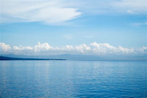 Paisaje Marino Azul Con El Barco De Pesca Y Cielo Azul Opinión Relajante Del Mar Con Agua De Mar ...