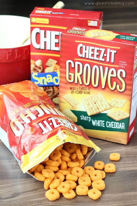 Microwave Cheez-It Snack Mix | Gluesticks