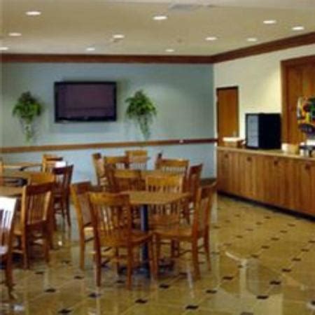 MOUNTAIN INN & SUITES AIRPORT - Prices & Hotel Reviews (Hendersonville, NC)