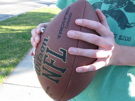 How to Throw a Football : 5 Steps (with Pictures) - Instructables