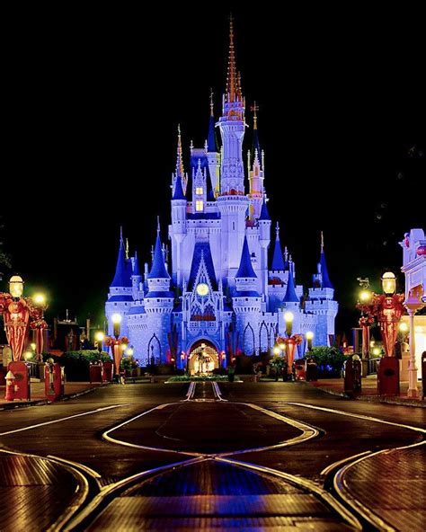 Fantastic picture of Cinderella's Castle at night. Disneyland Disney, Disney Vacations, Disney ...