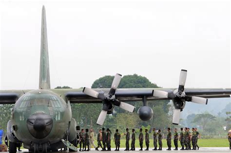 File:US Navy 080629-N-5961C-001 Servicemen from both the Philippine Air Force and Army unload a ...