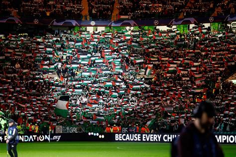 Des milliers de fans du Celtic défient l'UEFA en arborant des drapeaux de la Palestine lors du ...