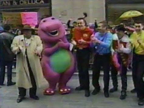 Barney in the 2002 Macy's Thanksgiving Day Parade | FunnyCat.TV