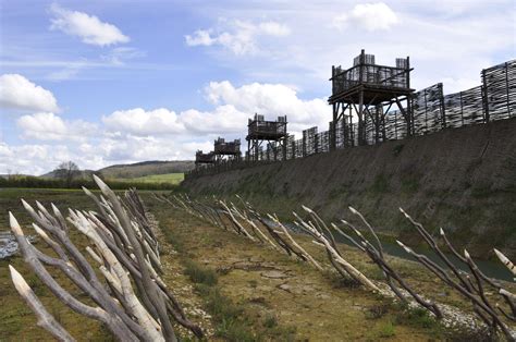 File:Muséoparc d'Alésia fortifications.JPG - Wikimedia Commons