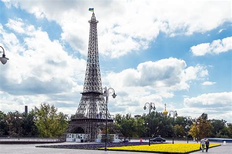 8 Replicas of the Eiffel Tower around the World - Explanders