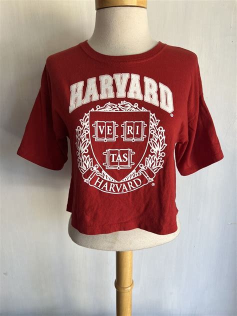 HARVARD UNIVERSITY Official VERITAS Crest Crop Top T-… - Gem