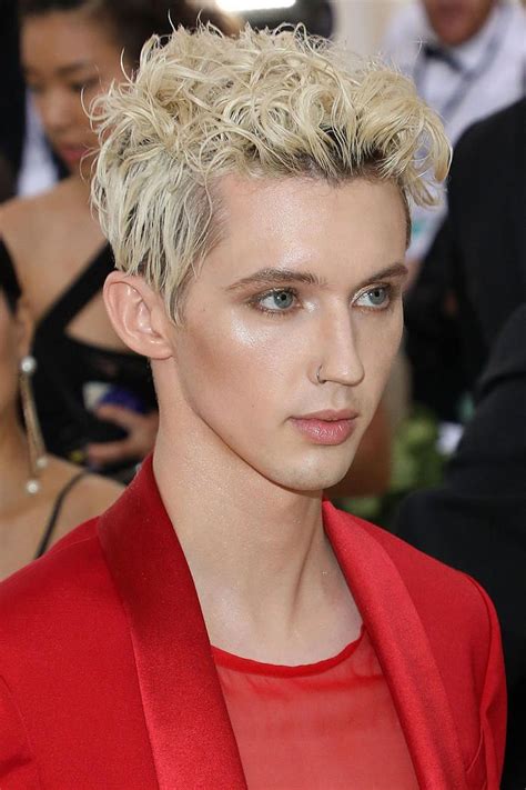 Troye Sivan at the Met Gala 2018 | Troye sivan, Troye sivan songs, Singer