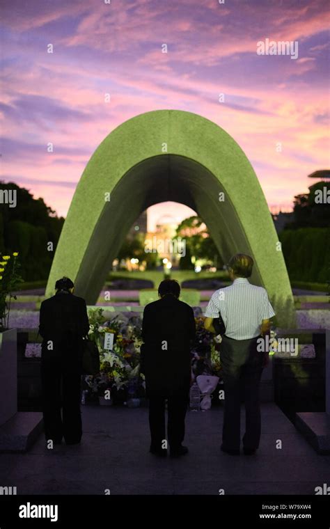 Hiroshima, Japan. 6th Aug 2019. Visitors lays flowers and pray for the ...