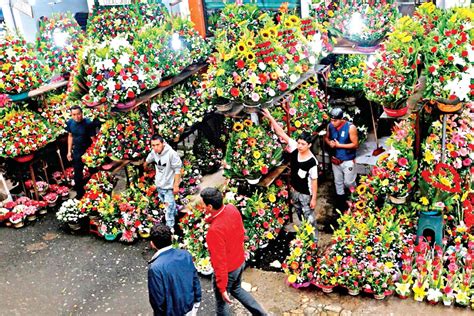 Un mercado con mil puestos de flores - Séptimo Sentido