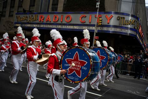 Macy’s Thanksgiving Day Parade returns to prepandemic shape | Crain's ...