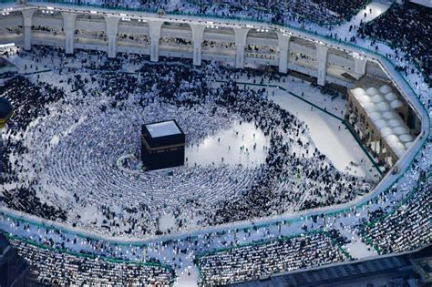 Makkah’s Grand Mosque Welcomes a Million Worshippers Daily