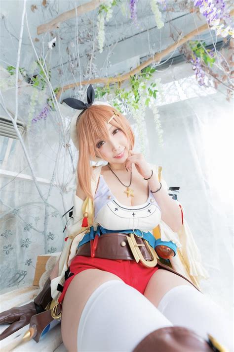 Momoiro Reku Atelier Ryza Cosplay Photoshoot Gallery