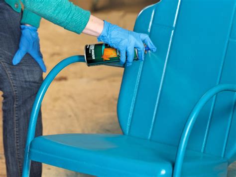 How to Paint an Outdoor Metal Chair | how-tos | DIY