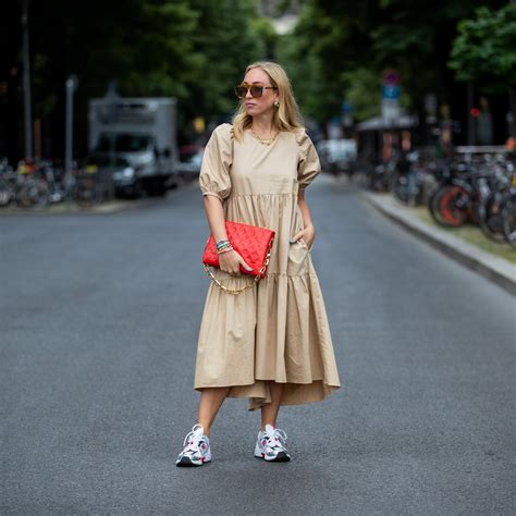 Arriba 90+ imagen dress and sneakers outfit - Abzlocal.mx