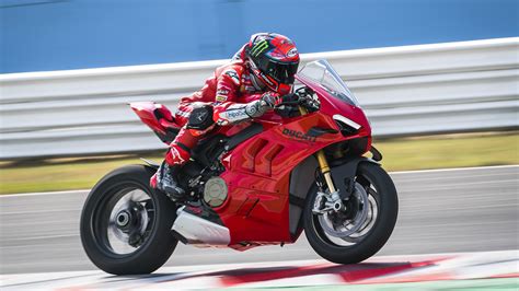 Nueva Panigale V4 - The Evolution of Speed